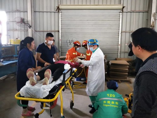 东莞工厂女员工手臂被机器卡住，消防救援紧急出动