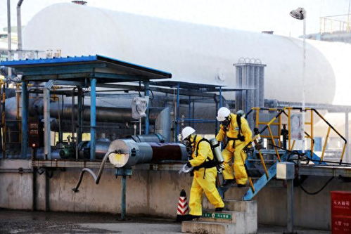 吉林石化化肥厂危化品泄漏应急救援演练纪实 以练为战筑牢安全防线