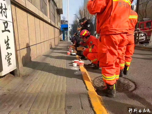 西宁路基坍塌 专业救援与公益后勤共筑生命防线
